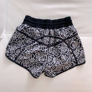Like new lululemon tracker V shorts 4”